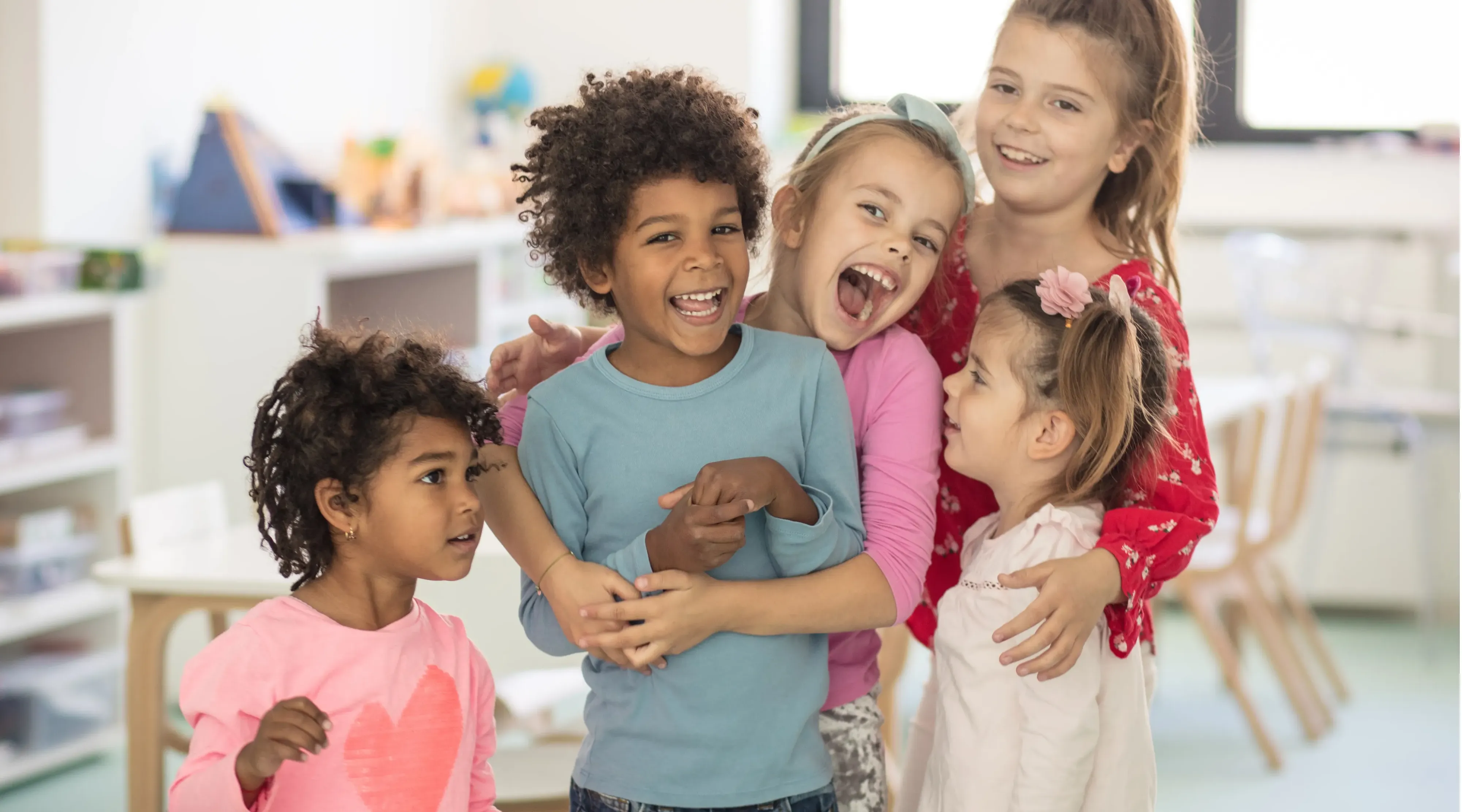 kinderen aan het knuffelen