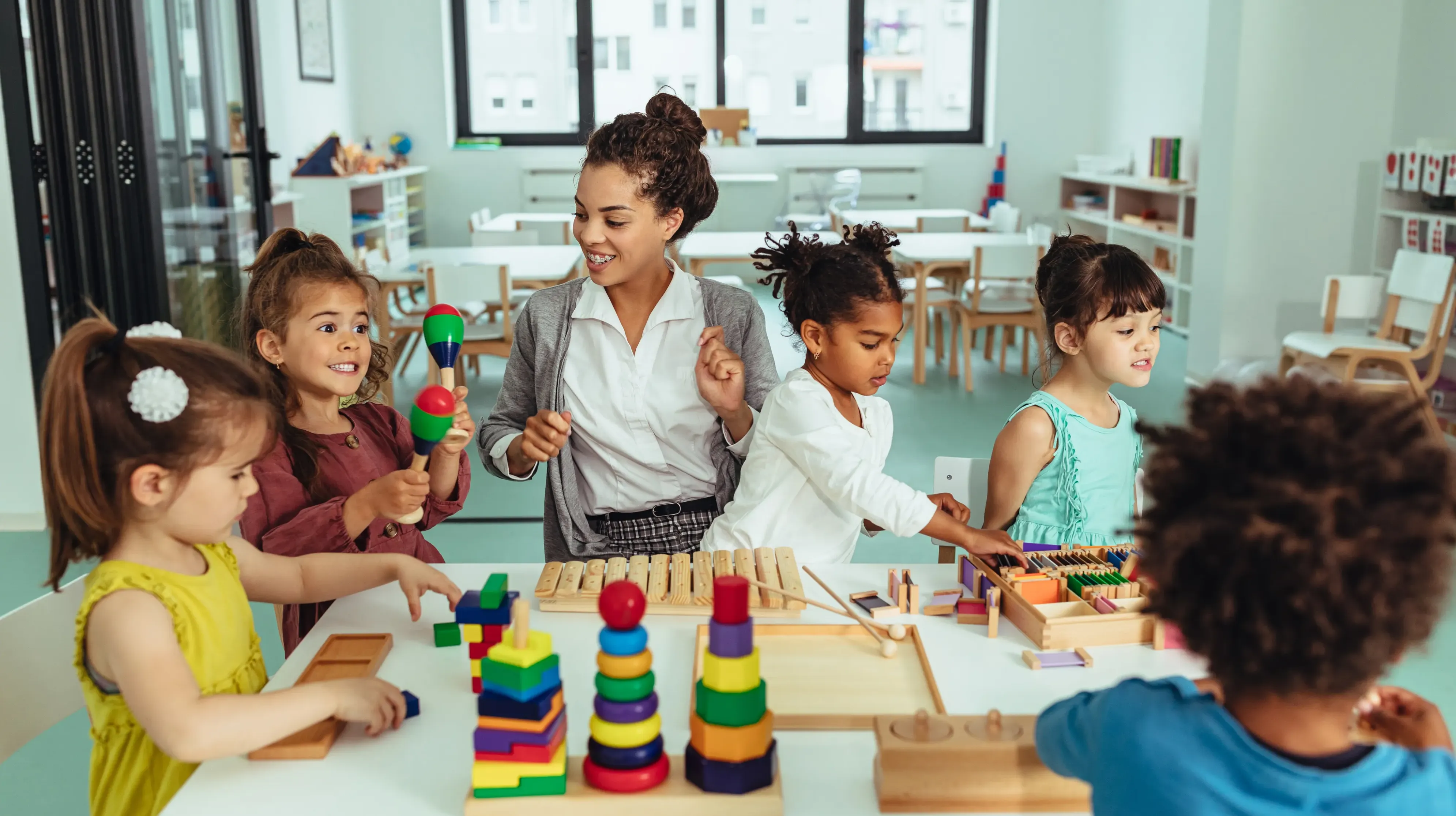 kinderen aan tafel bij de BSO