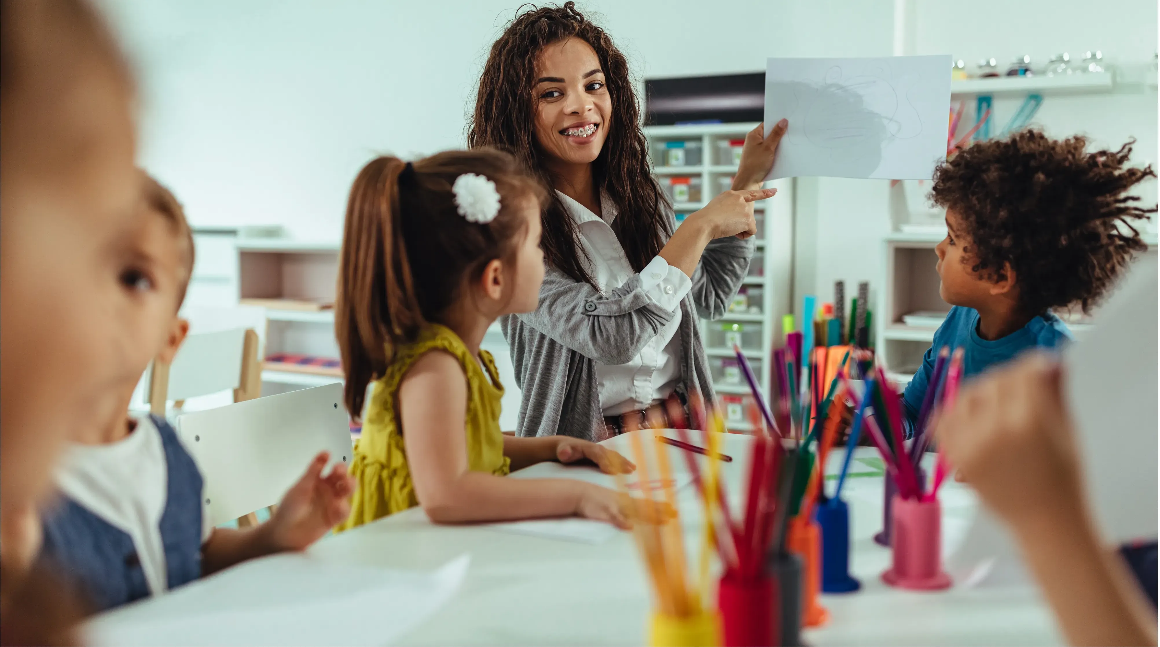 Kinderen aan het tekenen met de juf