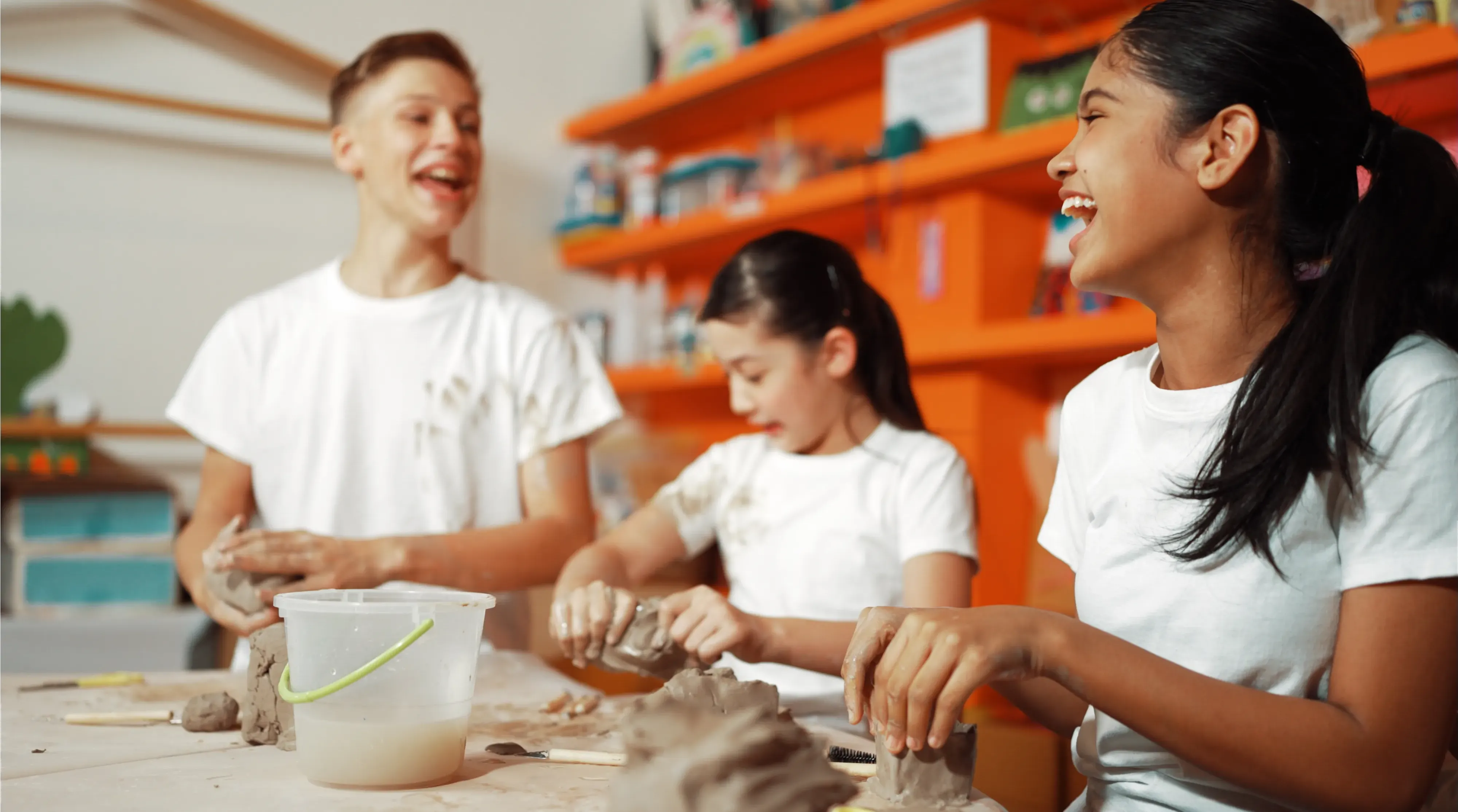 kinderen aan het spelen met klei