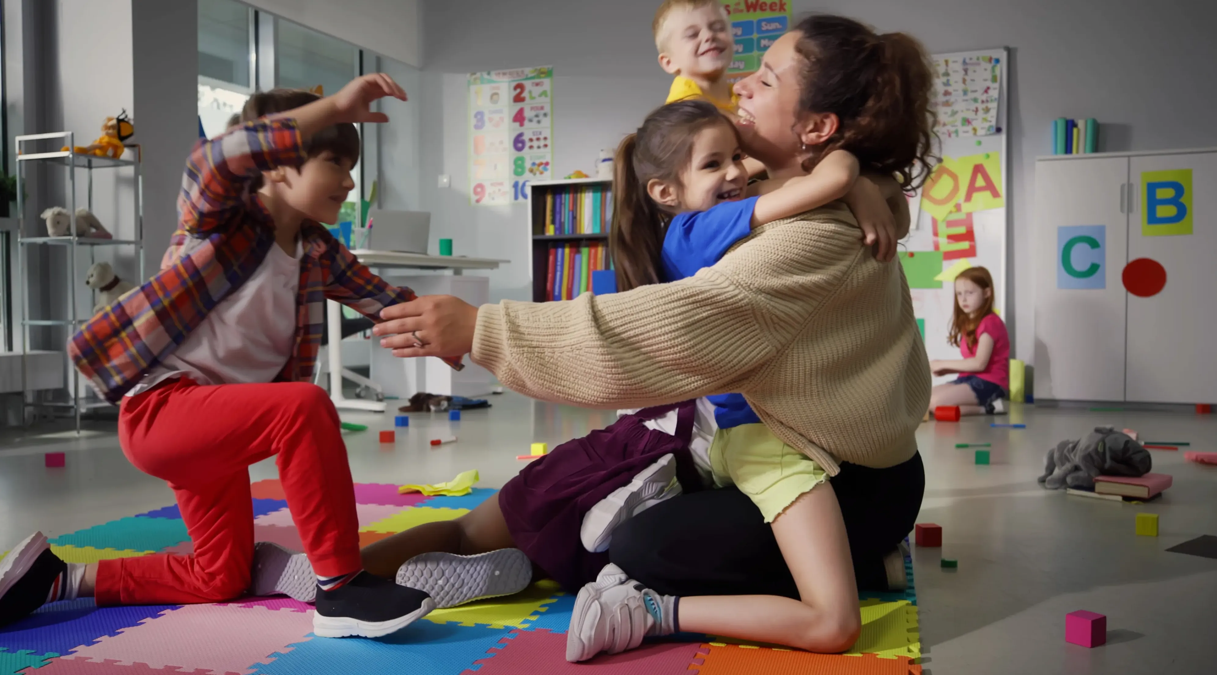 kindren de juf aan het knuffelen